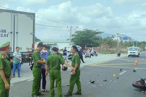 Va chạm xe tải đông lạnh trên Quốc lộ 1, hai người thương vong