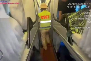 Phạt 'kịch khung' xe giường nằm nhồi khách nằm chung giường