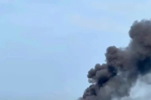 Tàu chở dầu bốc cháy dữ dội cách bờ biển Lâm Đồng 1 hải lý 