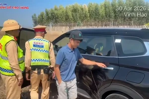 CSGT 'giải cứu’ tài xế buồn ngủ ở hành lang cao tốc đến nơi an toàn