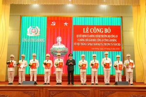 Công an Lâm Đồng thăng cấp bậc cho 22 đại tá và điều động nhiều nhân sự