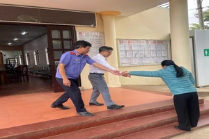 Những bậc thềm trước Trung tâm Phục vụ Hành chính công và kiến nghị của VKSND