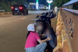 Nghẹt thở khoảnh khắc nữ thiếu tá công an cứu người phụ nữ đu mình trên cầu vượt