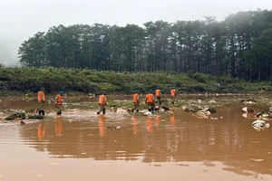 Hơn 100 người xuyên đêm tìm kiếm bé gái 12 tuổi bị lũ cuốn mất tích tại Đà Lạt