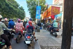 Trong giờ cao điểm, đi xe máy lên vỉa hè có bị phạt?