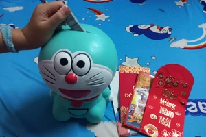 Năm nay, con tôi đã biết đòi giữ tiền lì xì Tết