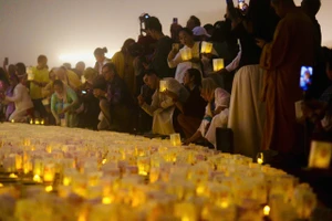 Hàng ngàn ngọn nến cầu nguyện hòa bình thắp sáng đêm Vesak tại núi Bà Đen