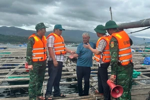 Video: Đến từng lồng bè đưa dân vào bờ tránh bão số 13