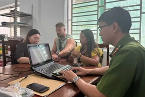 Nhân viên dọn phòng trộm gần 180 triệu của vợ chồng du khách Đức