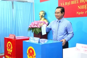 Chủ tịch UBND TP.HCM Nguyễn Văn Được và nguyên Thủ tướng Nguyễn Tấn Dũng bầu cử tại phường Xuân Hòa