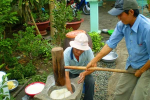 Quết bánh phồng ăn tết