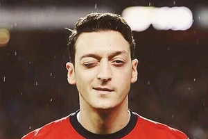 Mesut Ozil lại bị fan hâm mộ bêu riếu