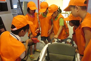 Bật cười khi trẻ học đổ xăng, thay tã cho trẻ sơ sinh