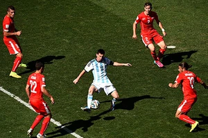 Messi thú nhận tưởng đã bị đá văng