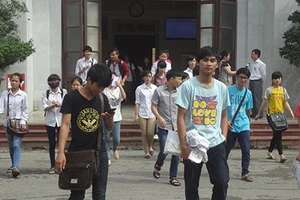 Thí sinh mang điện thoại bị đình chỉ ở phút cuối