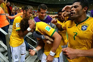 Hậu vệ lập đại công, Brazil đại chiến Đức ở bán kết