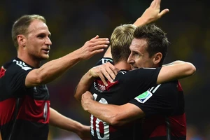 Brazil – Đức (1-7): Xe tăng nhảy Samba trên đất Brazil