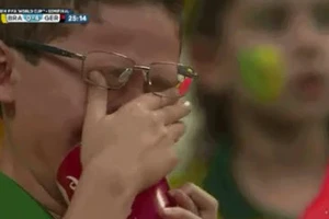 CĐV nhí của Brazil bật khóc nức nở gây xúc động mạnh