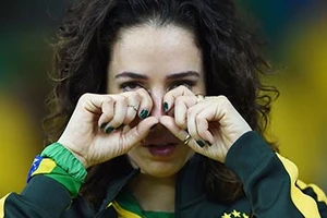 Hình ảnh các CĐV Brazil buồn bã trong thất bại nặng nề của đội nhà