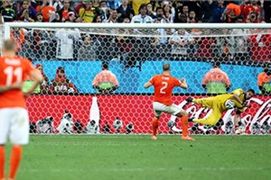 Tranh cãi: Vlaar đã ghi bàn trong cú sút luân lưu đầu tiên của Hà Lan