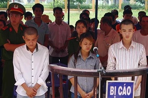 Gần 20 năm tù cho hai tên cướp tiệm vàng bằng súng giả