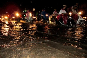 Mưa giông lớn khiến TP.HCM ngập trên diện rộng 