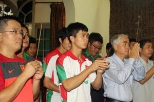 Đội U19 VN thắp hương tưởng nhớ Đại tướng Võ Nguyên Giáp