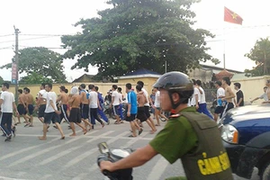 Hàng trăm học viên thoát khỏi trại cai nghiện, “diễu hành” ngoài phố