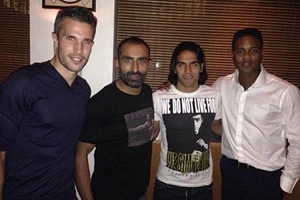 Van Persie mời Falcao ăn đêm mừng đại thắng
