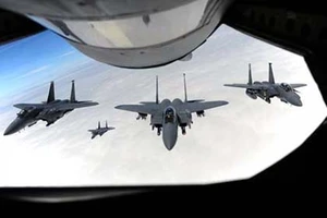 Máy bay chiến đấu tiếp đất với một bên cánh