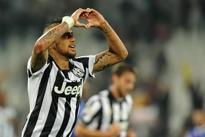 Vidal giúp Juventus đi vào lịch sử Serie A
