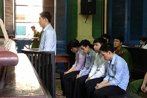 Đánh chết bạn tù nhiễm HIV, 5 người lãnh án