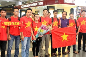  Tuyển nữ được chào đón khi trở về Việt Nam