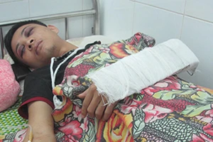 Truy tìm nhóm người xưng 'người nhà bệnh nhân' đánh dã man một y sĩ