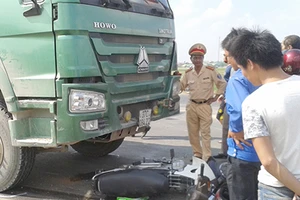 Trượt ngã vì đống cát trên đường, người đàn ông bị xe tải cán tử vong