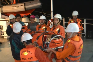 Tàu cá cùng 12 ngư dân bị tàu nước ngoài đâm chìm trên biển