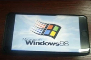 Hacker Trung Quốc hack iPhone 6 Plus chạy Windows 98