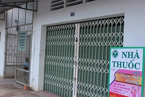 Một người đàn ông treo cổ giữa nhà