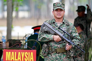 Súng trường tấn công dạng Pull-up Steyr AUG