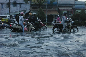 Mưa lớn cuối mùa đường TP.HCM lại thành sông