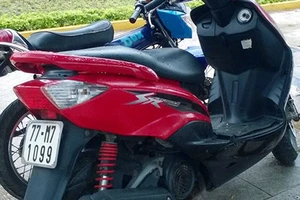 Xe tay ga vắng chủ trên vỉa hè công viên