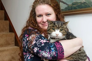 Kỳ diệu mèo đoàn tụ với chủ sau 12 năm lưu lạc