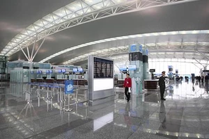 Nhà ga 900 triệu USD khai thác chuyến bay đầu tiên