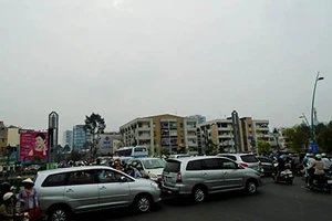 Người dân đổ xô xem cháy, giao thông ùn tắc trầm trọng