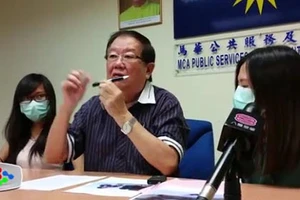 Quay lén bạn gái trong nhà tắm suốt 6 năm