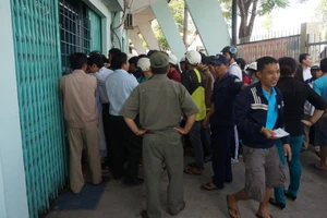 Dân Long An chen nhau mua vé xem trận ĐTLA và HAGL