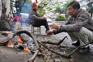 Hà Nội rét đậm, người dân đốt lửa sưởi ấm