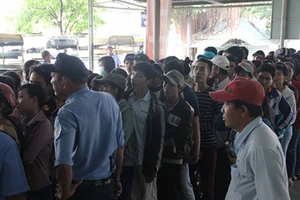 Vã mồ hôi mới “săn” được vé xe Tết