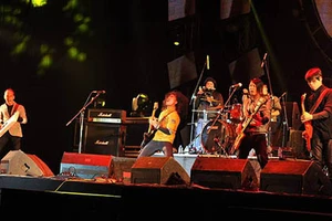 Giới trẻ Hà Nội vượt mưa rét đi xem bão Rock