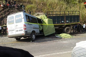 Đã có 9 người chết trong vụ tai nạn kinh hoàng ở Thanh Hóa 